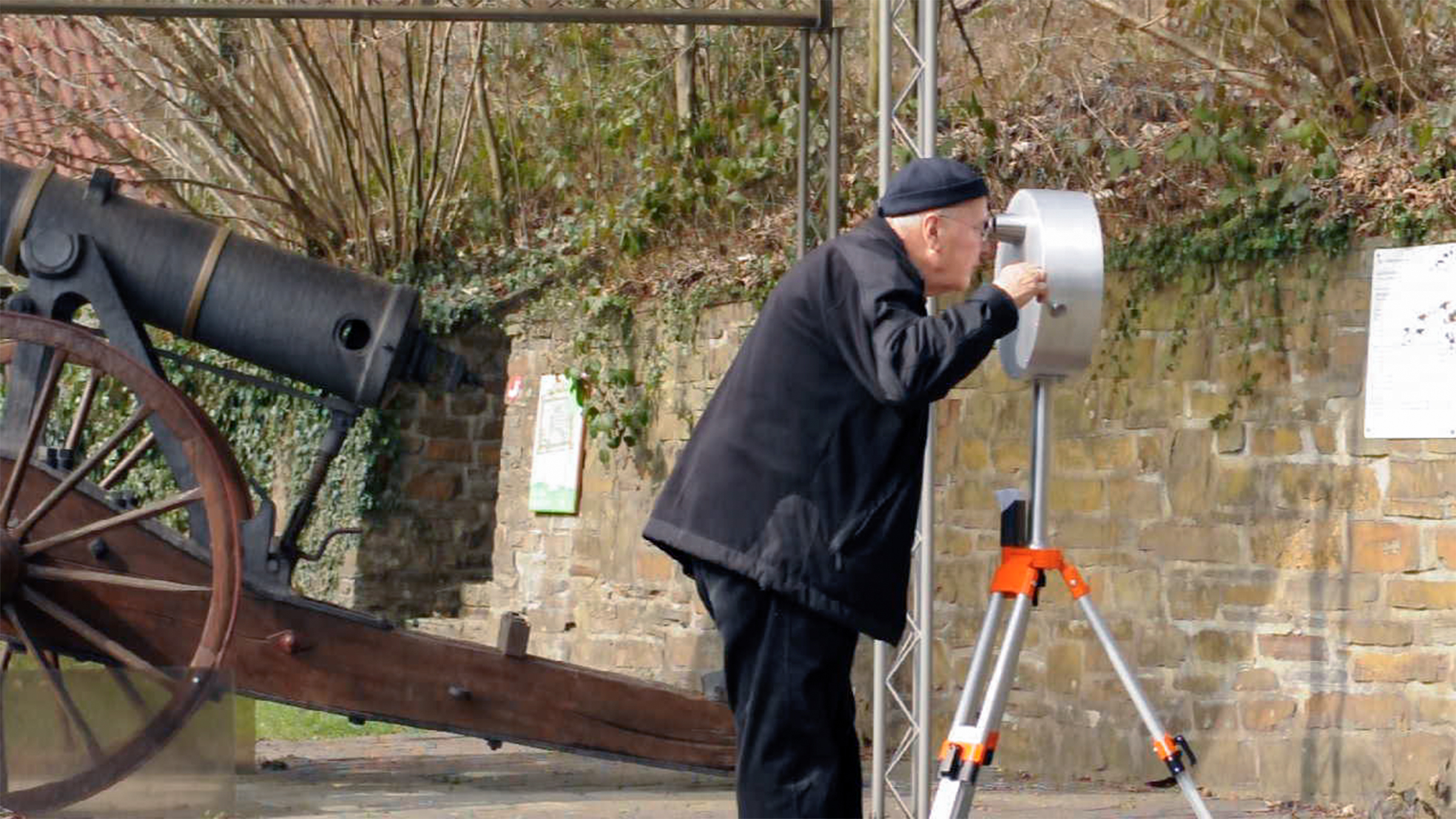 Rebecca Hackemann - Visionary sightseeing Binoculars - Interactive Public Art Project on Thingstätten Architecture built during National Socialism in Germany. Thingstätte Research Forschungsprojekt Thingplatz Interdisziplinär Architektur International Bauten Kunst Nationalsozialismus Forschung Erinnerungskultur FH Bielefeld Freilichtbühne Katharina Bosse Amphitheater Nazizeit Interdisciplinary National Socialism International Nazi Art Architecture Building, Culture of Remembrance, Amphitheater, open-air theater, Herchen-Windeck