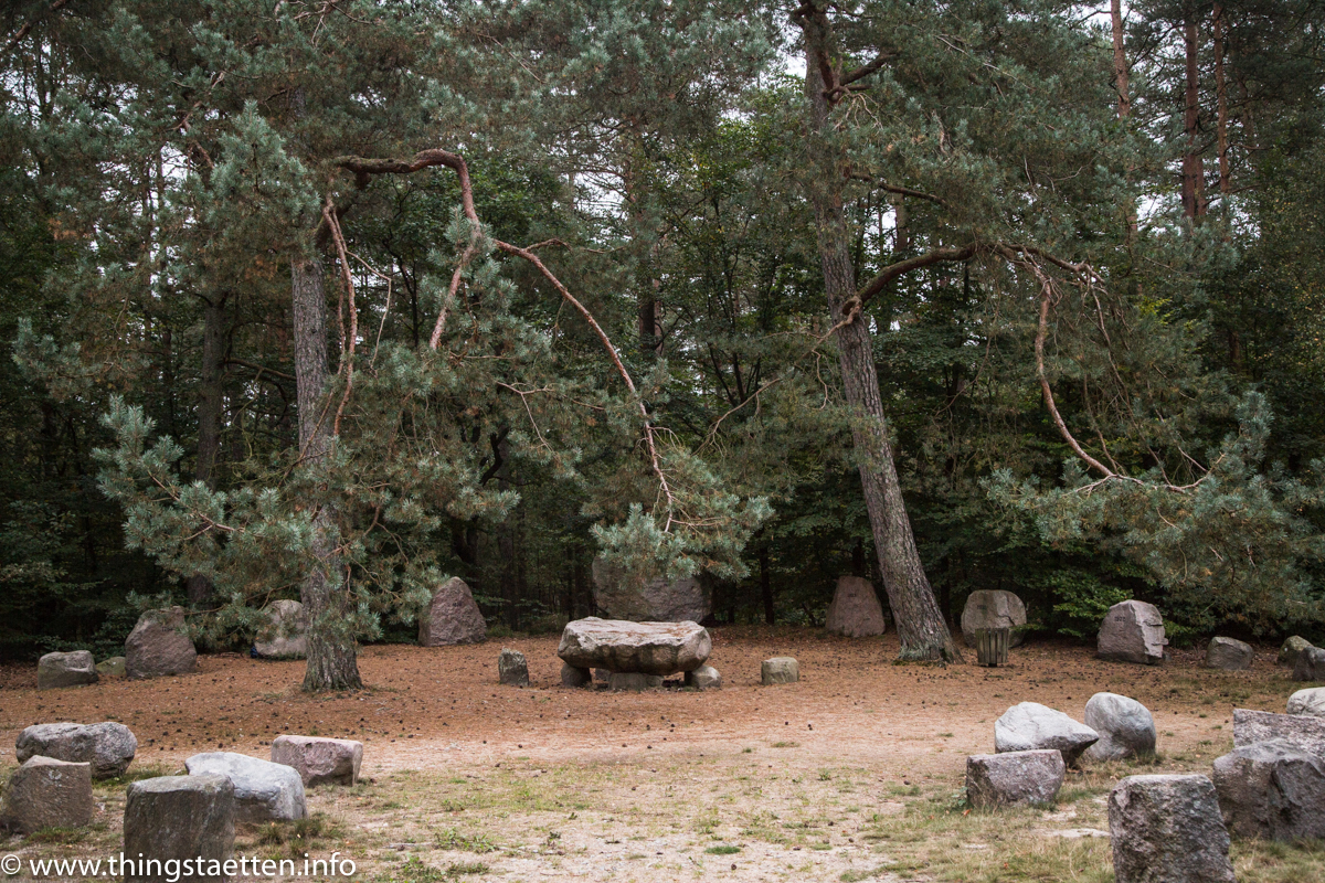 Kreisförmig angeordnete Findlinge mit großen Stein im Zentrum – Thingstättenprojekt am Landtagsplatz Hösseringen
